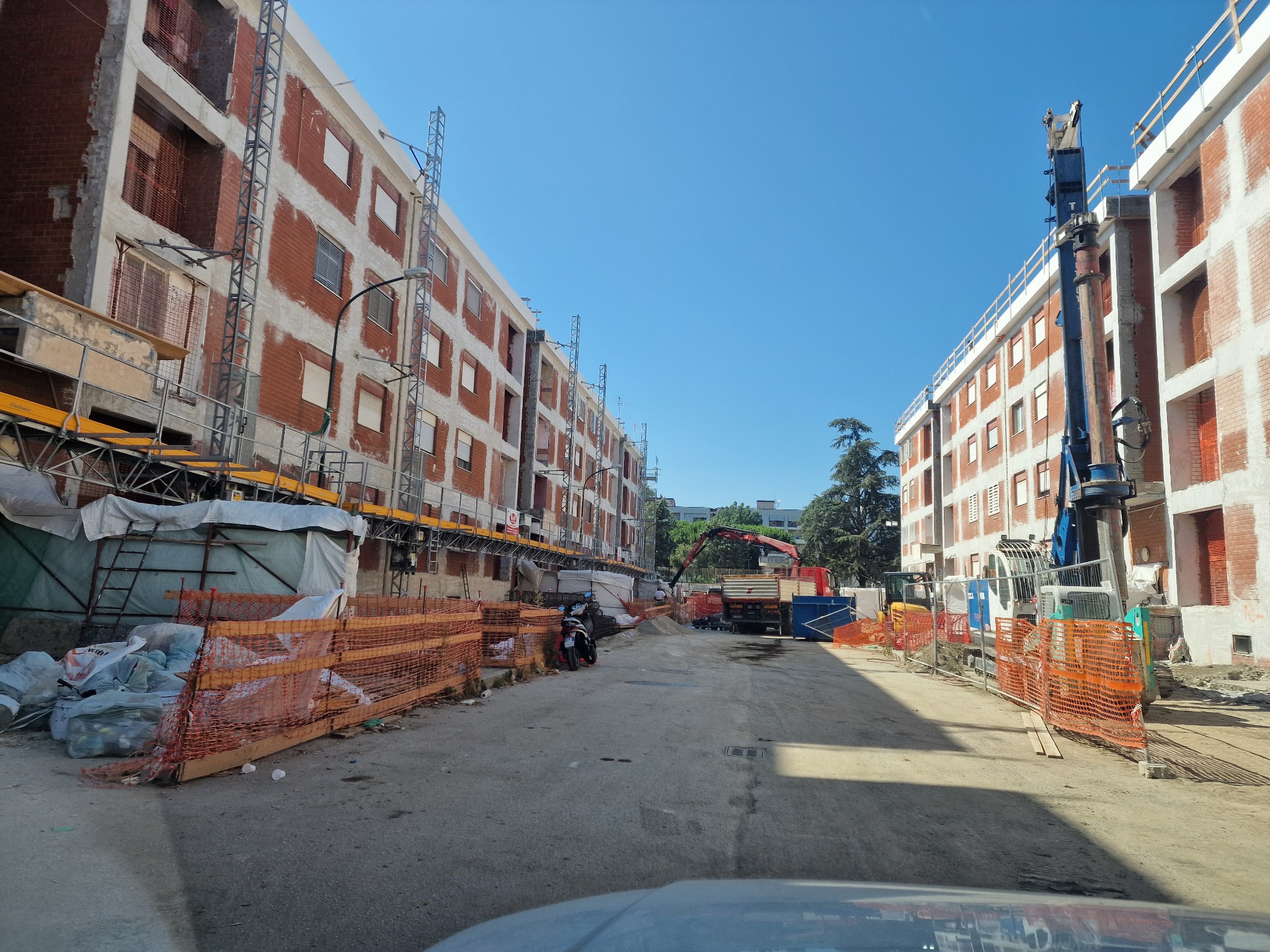 Cantiere del complesso ERP di via Castagna durante le lavorazioni sulle facciate
