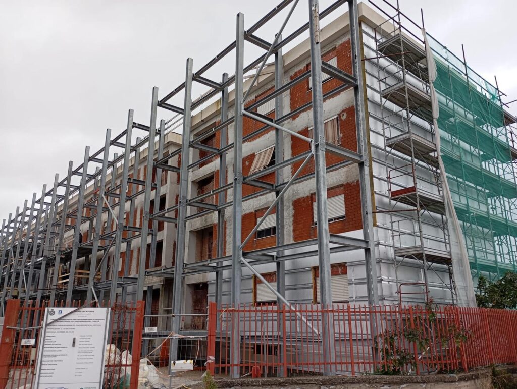 Fronte del complesso ERP di via Castagna con la nuova struttura continua delle logge