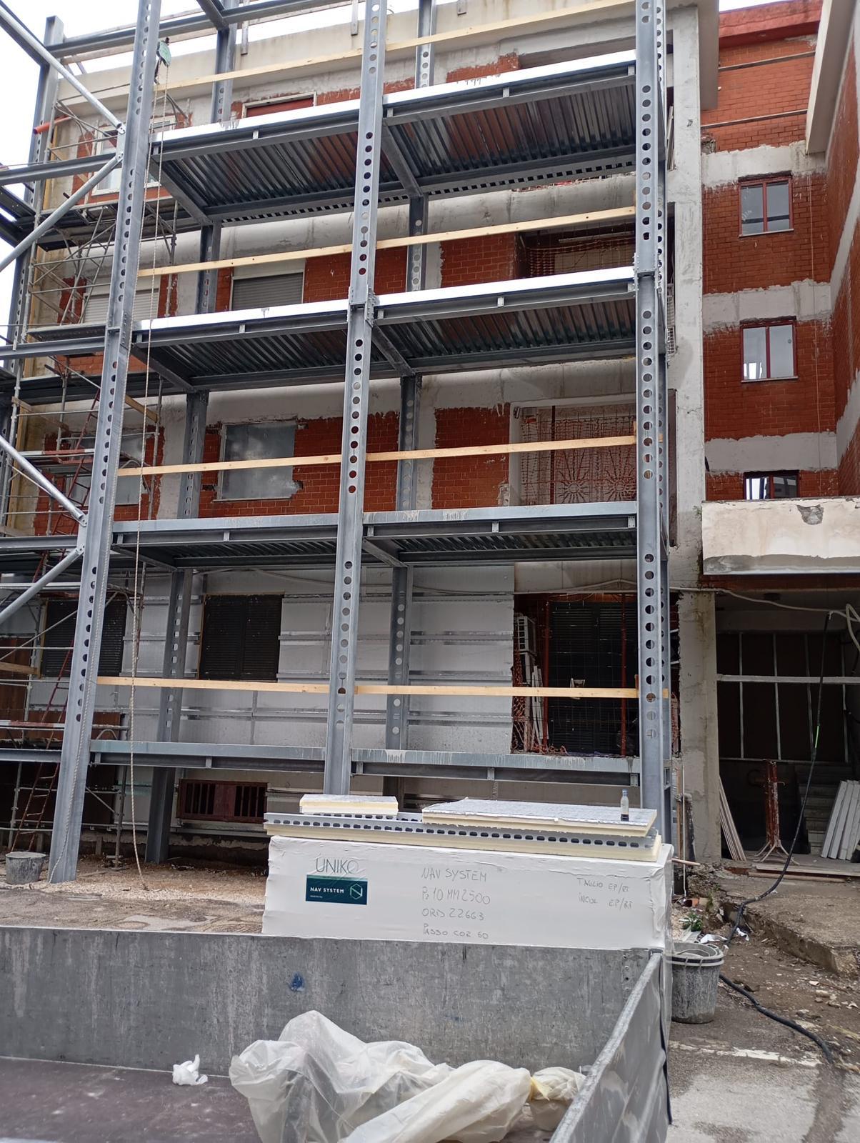 Impalcati metallici delle nuove logge nel cantiere ERP di via Castagna