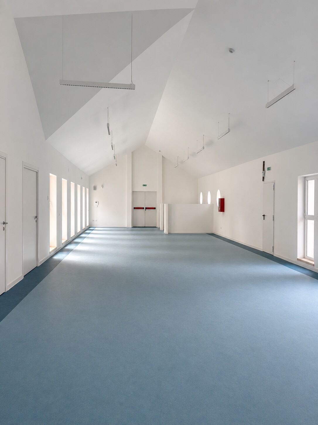 Spazio interno del Polo per l’infanzia di Maddaloni modellato dalla copertura e dalla luce naturale