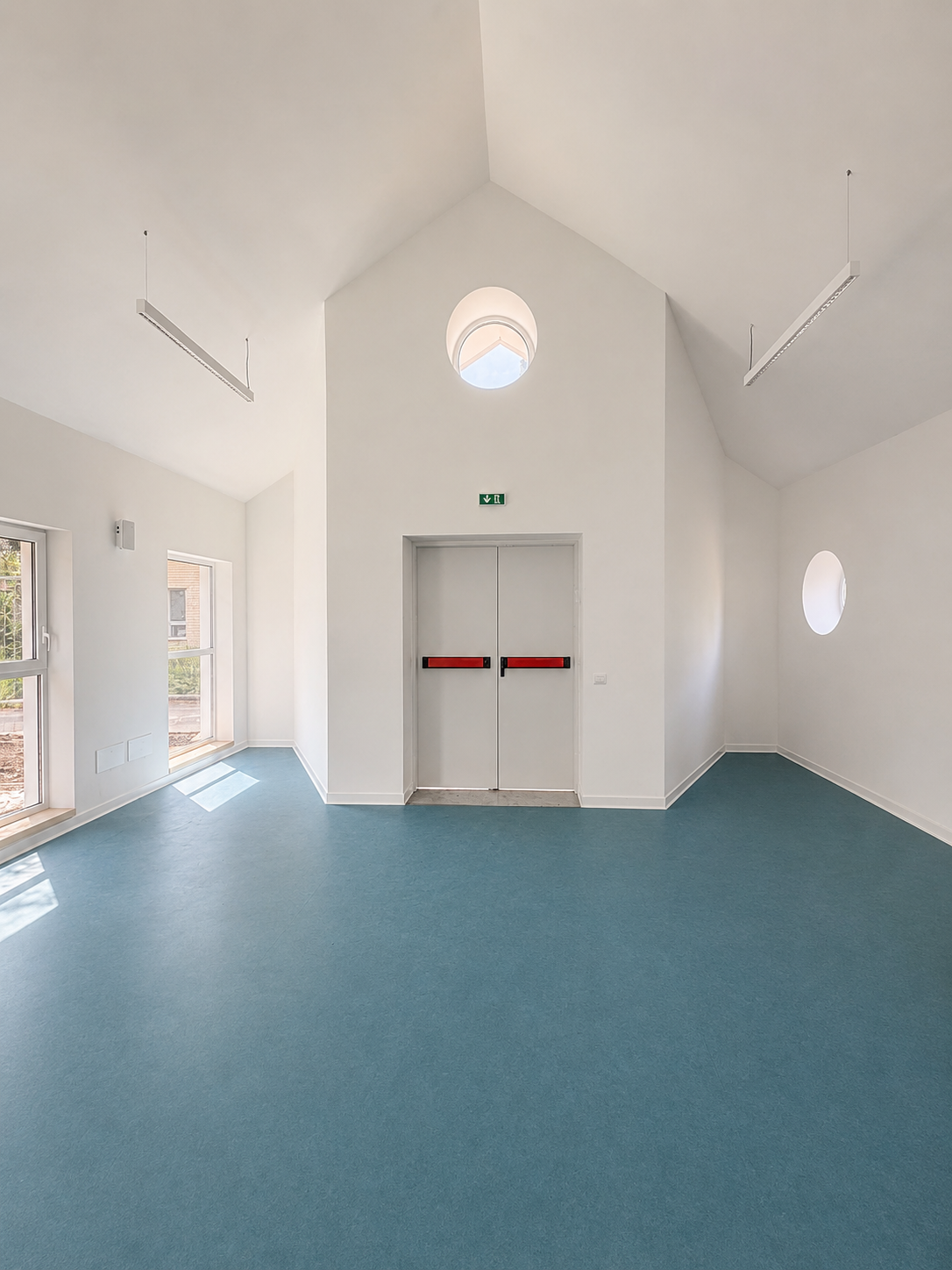 Spazio interno del Polo per l’infanzia di Maddaloni con illuminazione laterale e zenitale