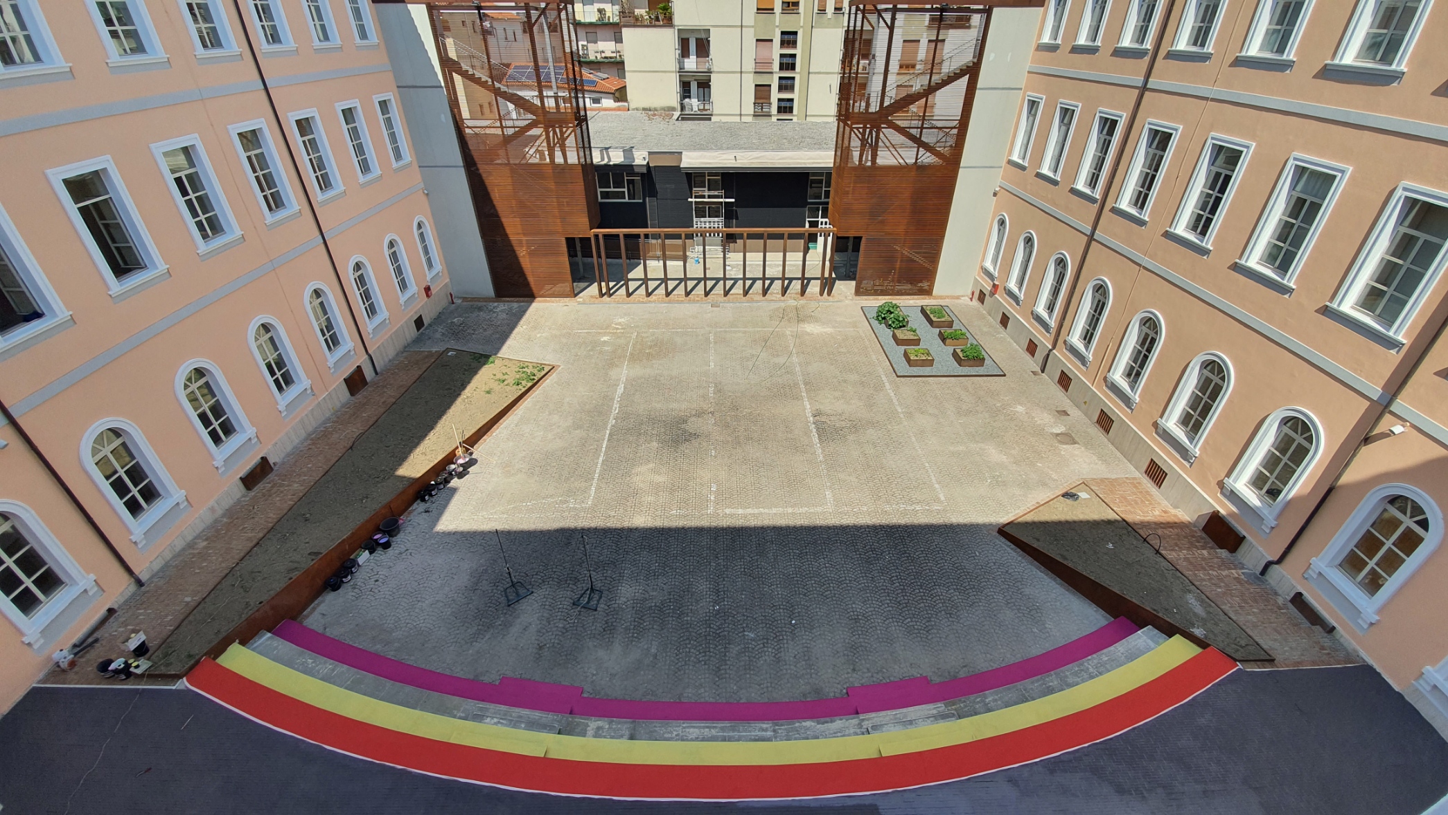 Cavea ad arcobaleno e nuovi percorsi accessibili nella corte del Palazzotto, visti dai corridoi superiori