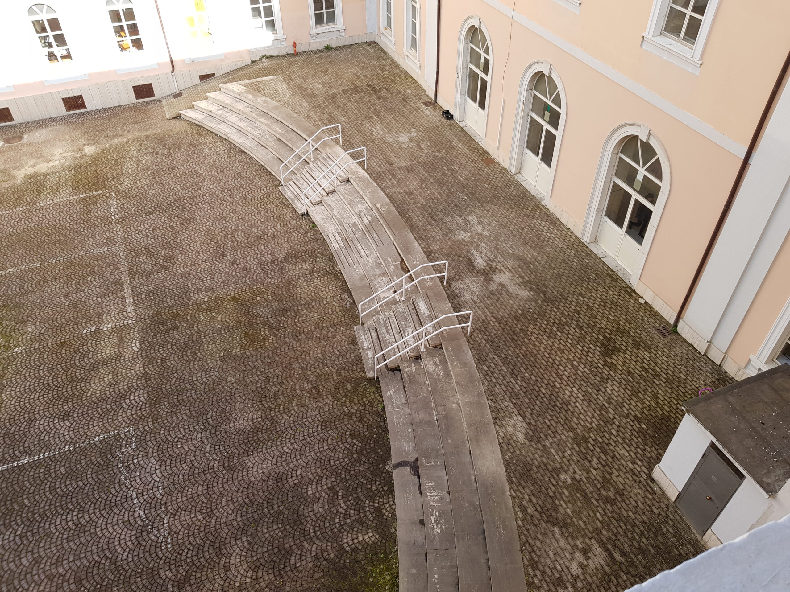 Cavea e percorsi di accesso della corte del Palazzotto prima dell’intervento, visti dall’alto