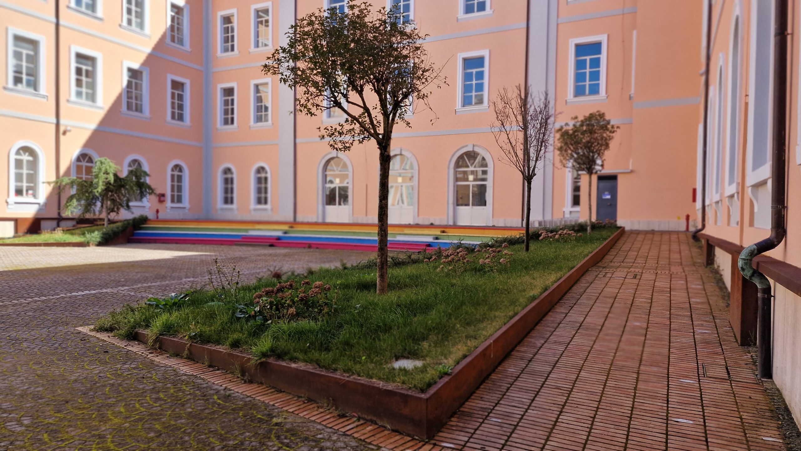 Corte giardino del Palazzotto ex Casino Spinola con alberature e gradonata colorata