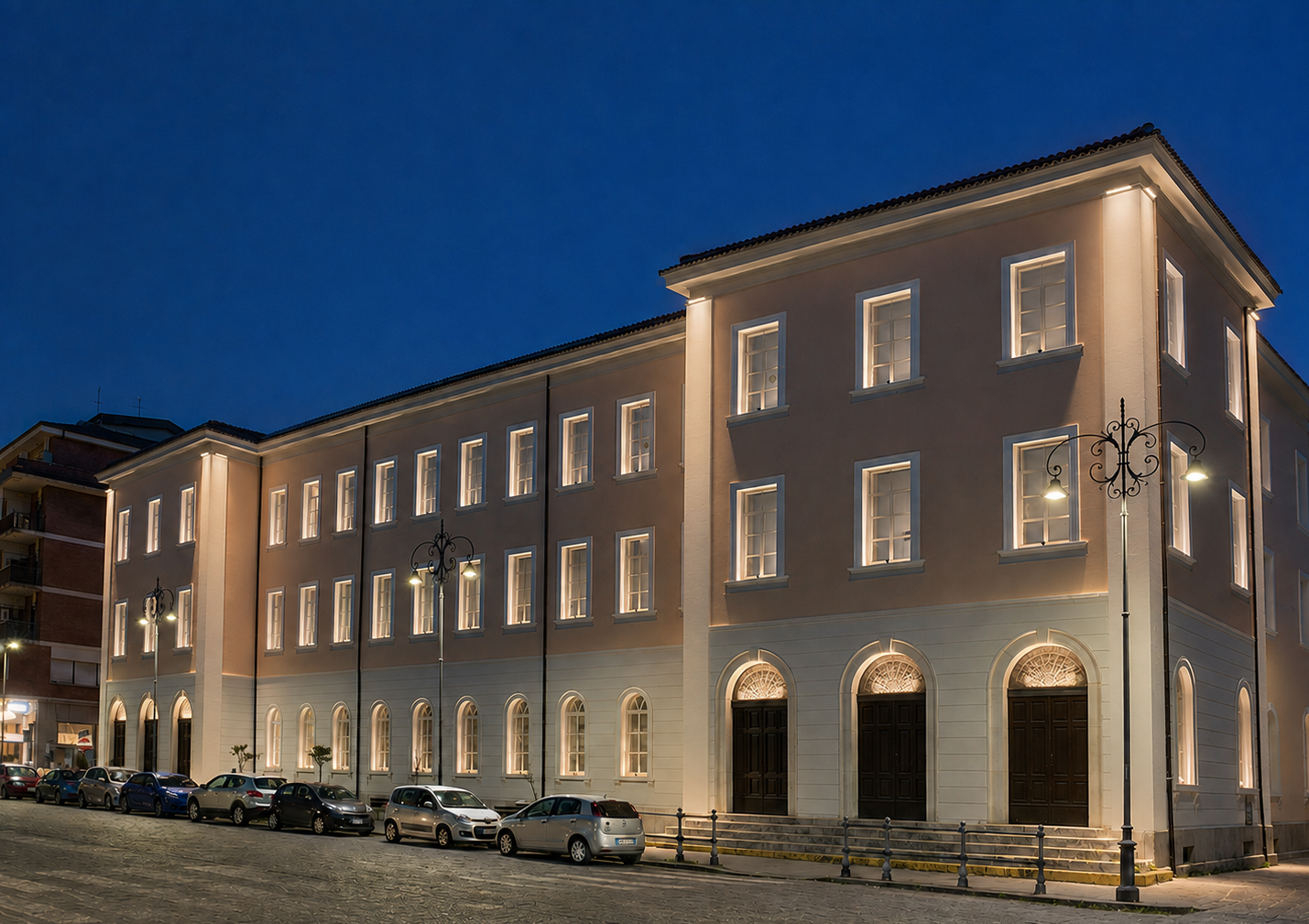 Prospetto notturno del Palazzotto ex Casino Spinola con illuminazione delle aperture e delle paraste dall’alto