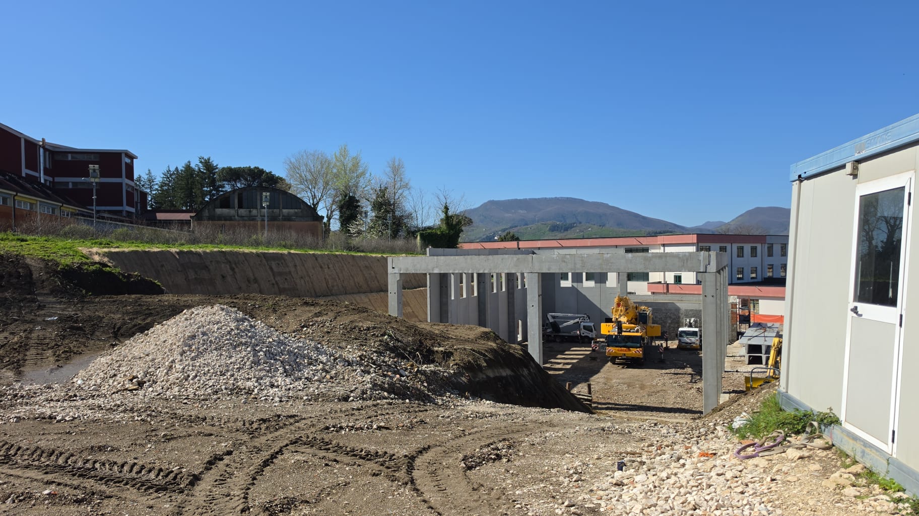 Vista panoramica del cantiere della nuova palestra P.A. De Luca con la struttura prefabbricata in avanzamento nell’aprile 2026