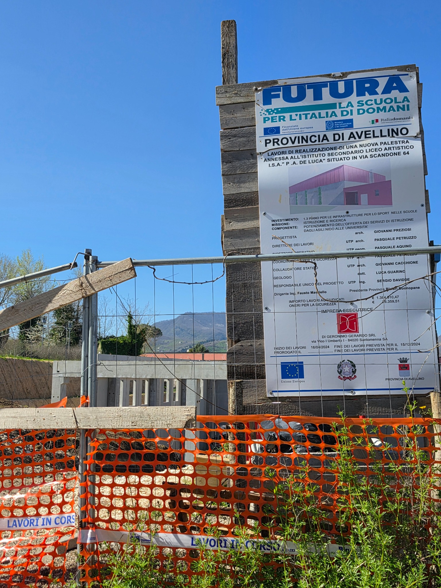 Cartello del cantiere PNRR della nuova palestra P.A. De Luca ad Avellino