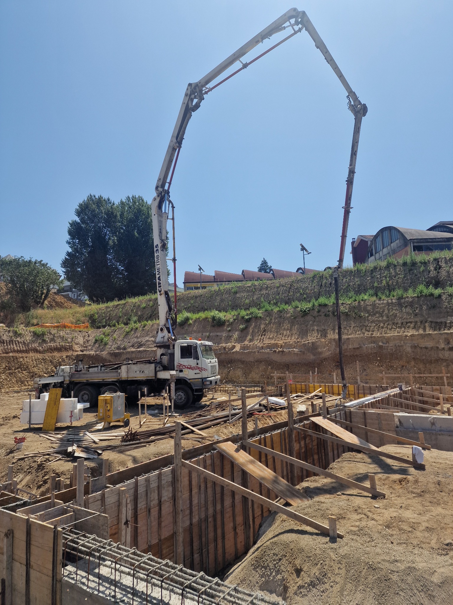 Cantiere della nuova palestra P.A. De Luca durante la realizzazione delle fondazioni nel giugno 2025