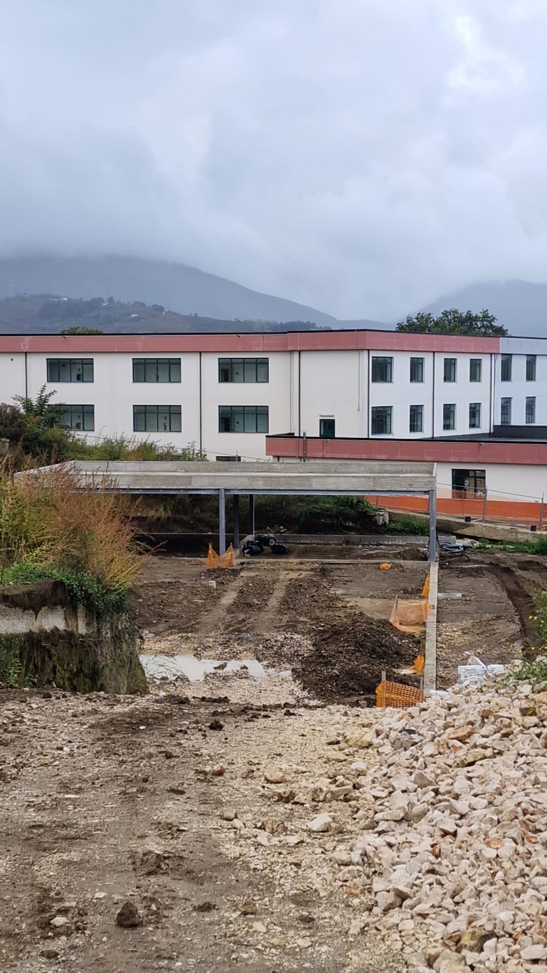 Cantiere della nuova palestra P.A. De Luca durante il montaggio della struttura prefabbricata nell’ottobre 2025